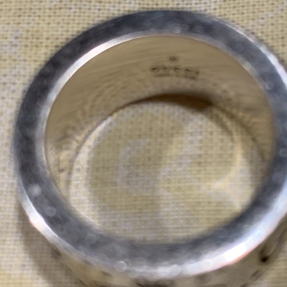 This Size4 GUCCI ring is hallmarked Ag925 (sterling silver) and GUCCI. - Picture 3 of 4